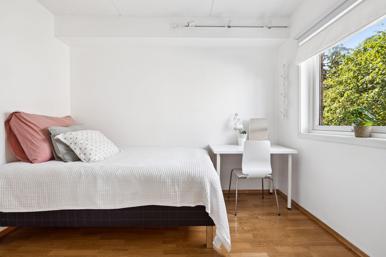 Dette soverommet har en innvendig bod med hyller og garderobeinnredning Galleribilde