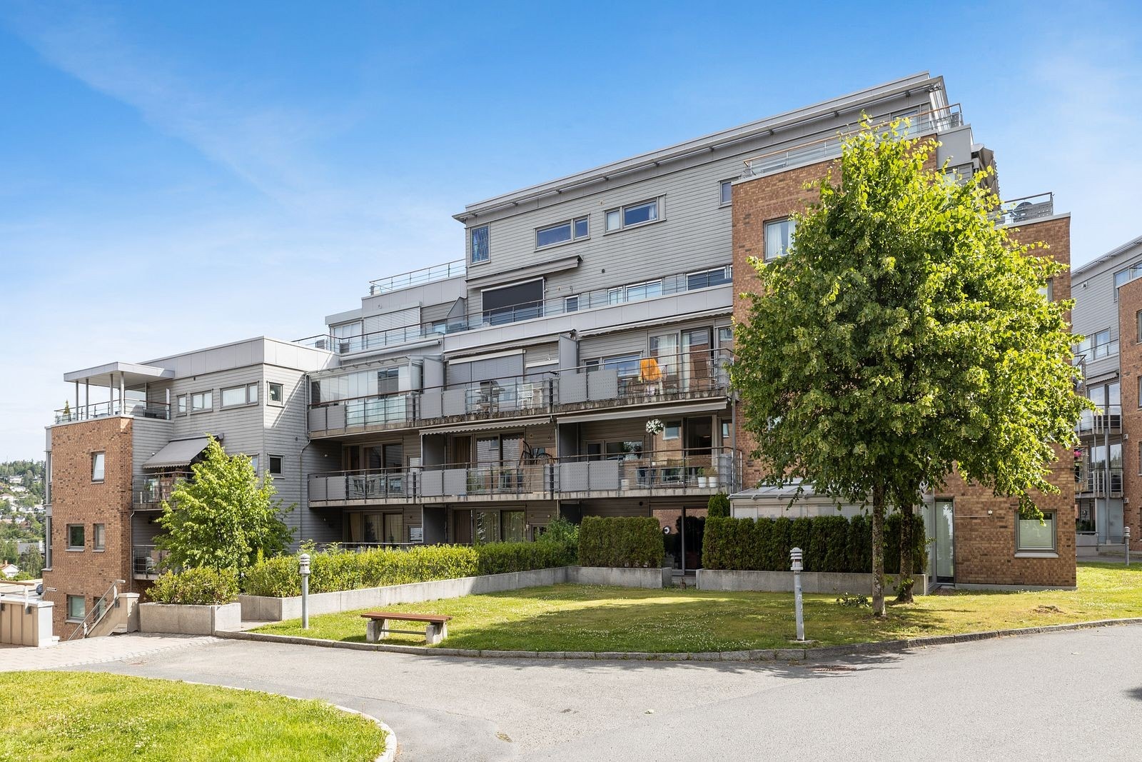 Det er mulighet for å leie p-plass med elbil-lader Galleribilde