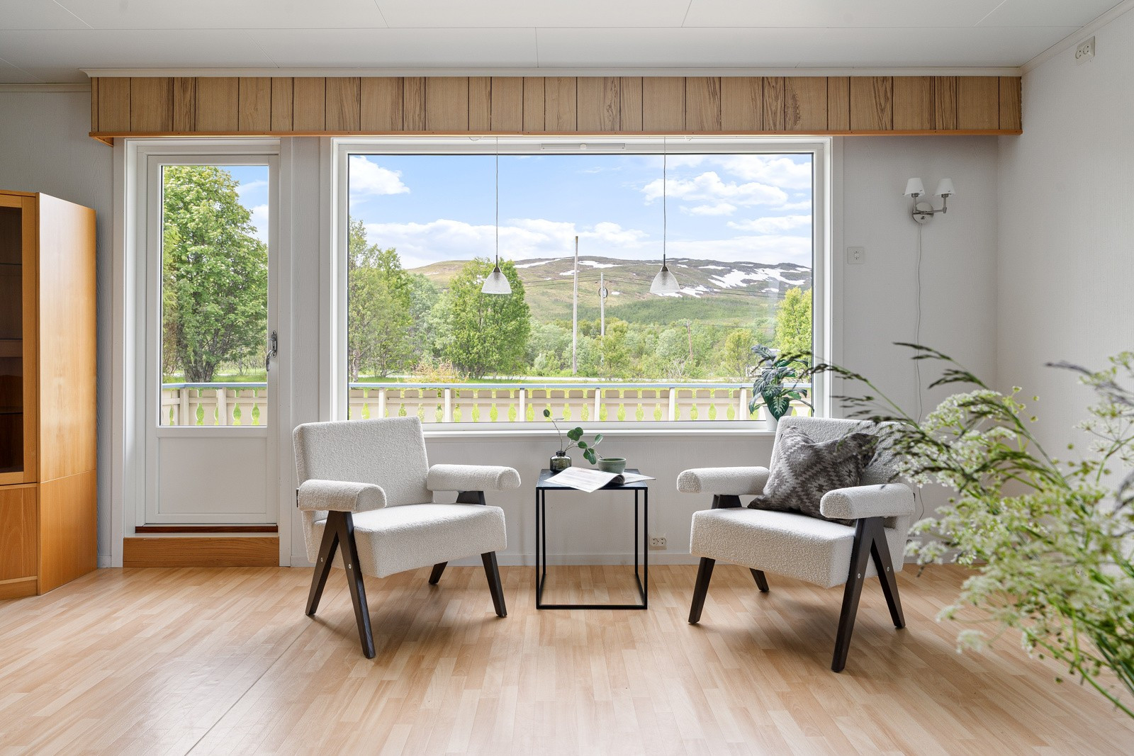 Fra stue er det utgang til en vestvendt terrasse med gode solforhold.
