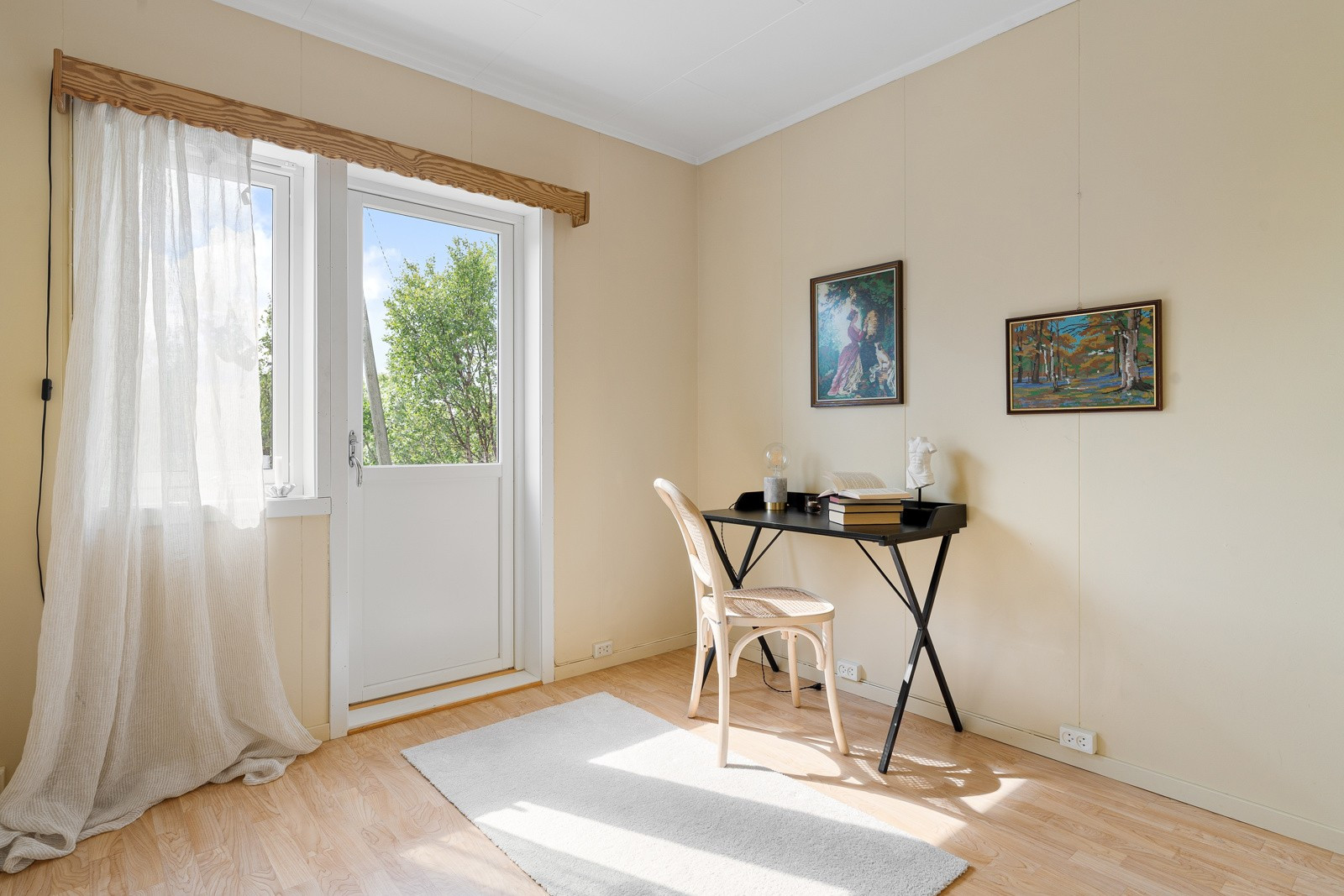 Soverom 2 i hovedetasje med utgang til veranda.