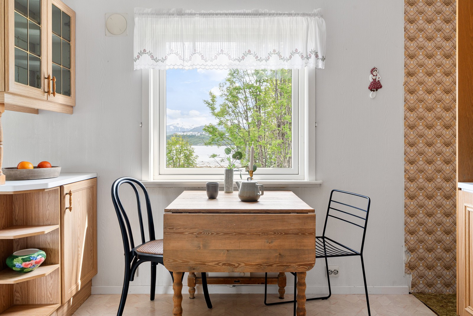 Det er plass til frokostbord på kjøkken.
