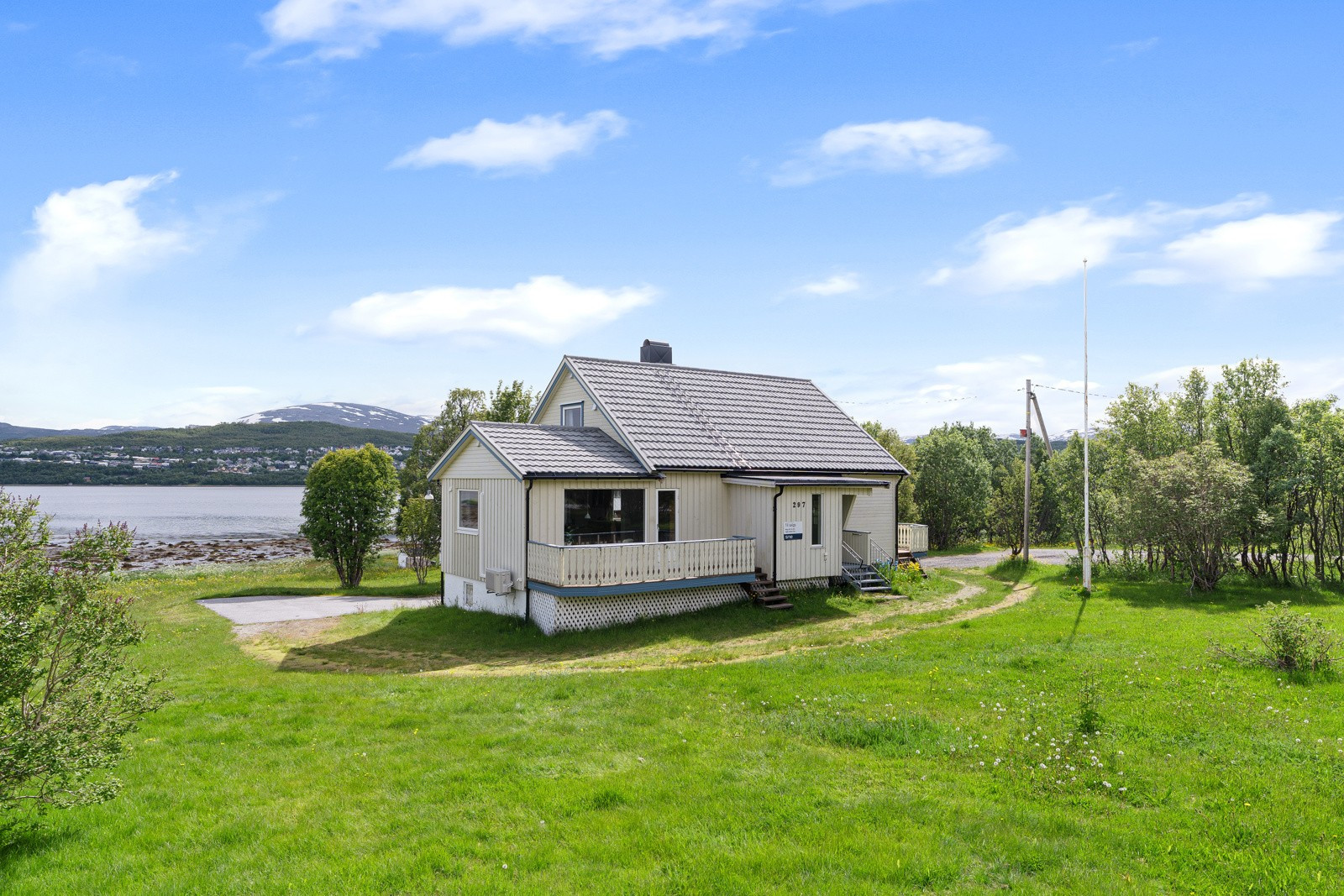 Velkommen til Salarøyvegen 297 - Idyllisk og landlig beliggende enebolig med sjønær beliggenhet og to garasjer.