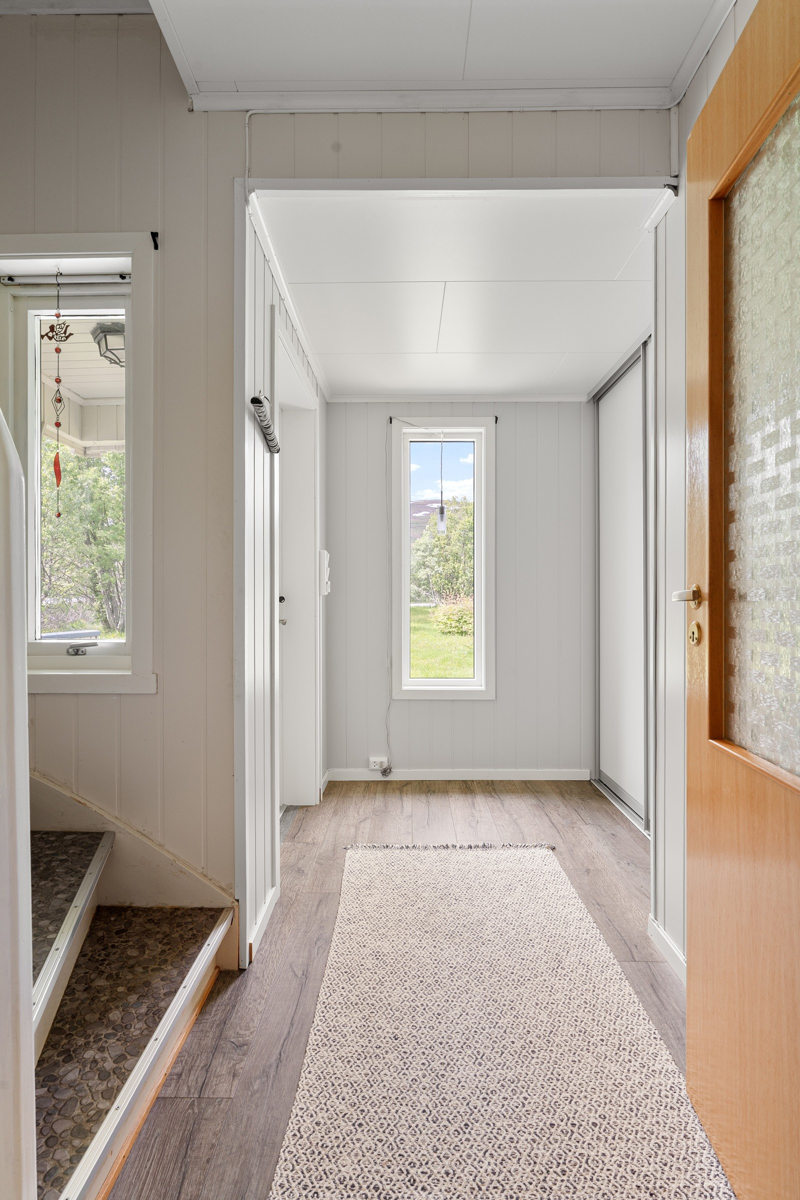 Entre med skyvedørsgarderobe.