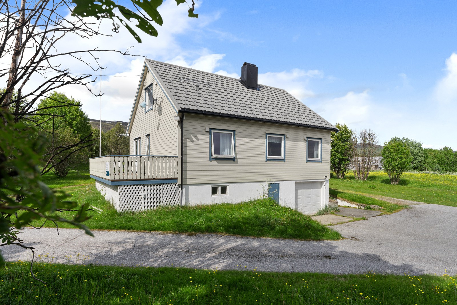 Pent opparbeidet tomt på ca. 1900 kvm med plen og asfaltert gårdsplass. Boligen er fra ca. 1964 og er tilbygd i ca. 1979.