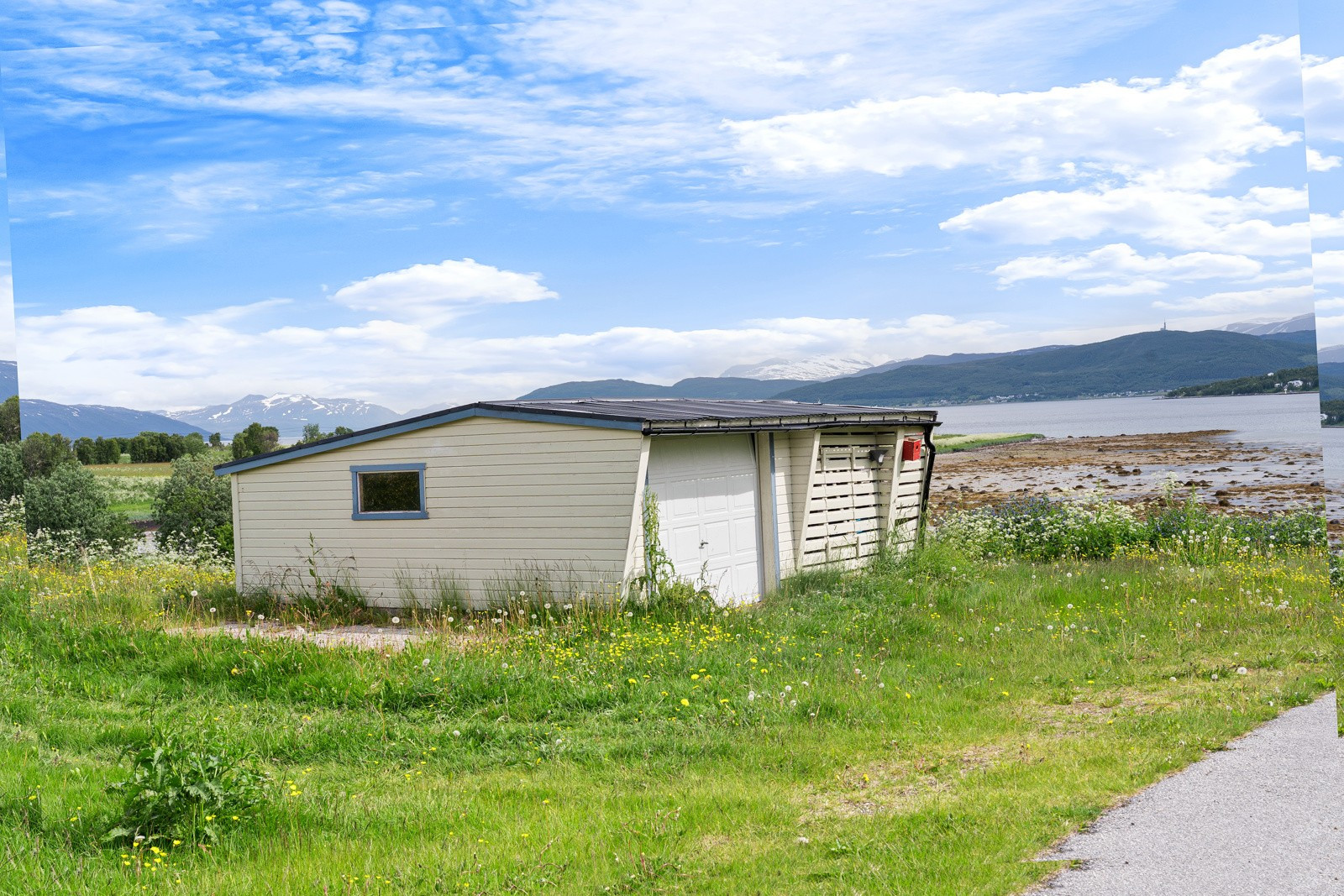 Boligen har to garasjer - en frittstående garasje og en integrert garasje.