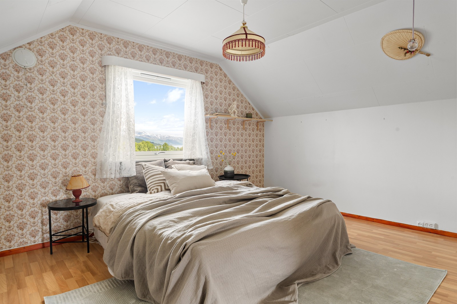 Soverom 3 med god plass til stor seng og tilhørende nattbord.