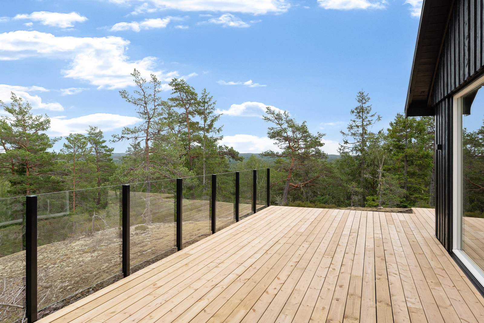 Terrassen er romslig og har to forskjellige soner. Gode solforhold Galleribilde