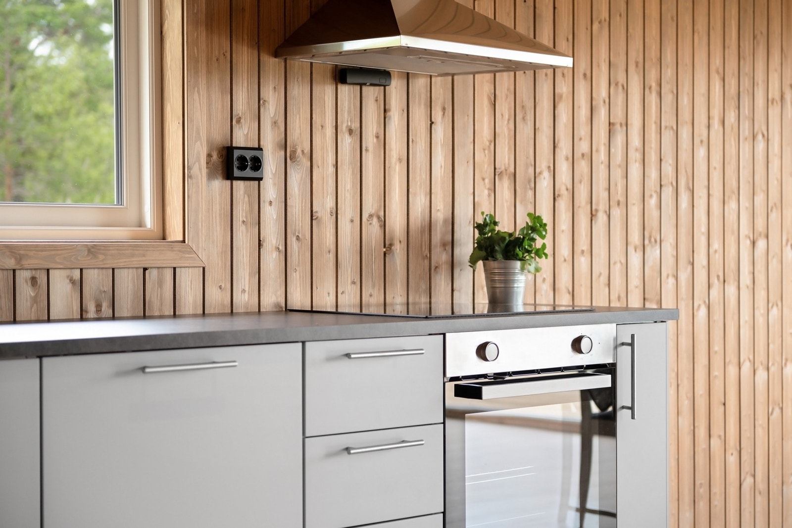 Integrerte hvitevarer medfølger. Innredning fra IKEA. Komfyrvakt Galleribilde