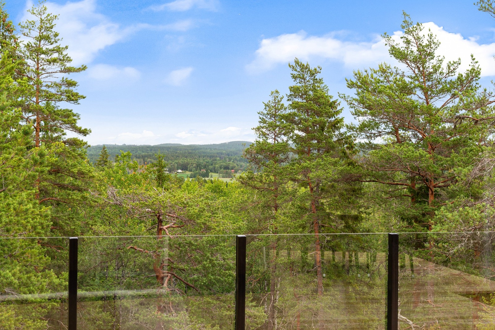Utsikt fra terrassen. Det ble valgt glass rekkverk for å ikke hindre utsikt fra stuen. Galleribilde