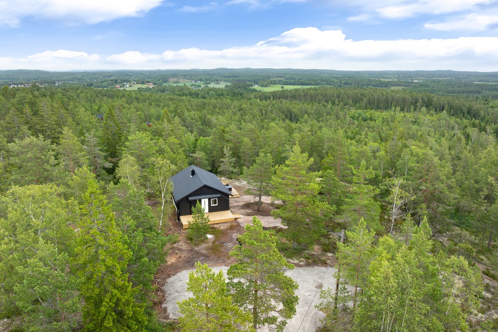 Hytta ligger høyt med gode solforhold og utsyn over omkringliggende områder. Etablert hyttefelt med ca. 1,3 km. ned til Aremarksjøen Galleribilde