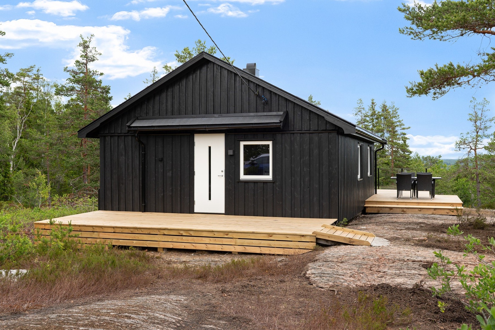 Terrasse rundt boligen utgjør ca. 58 kvm. Galleribilde