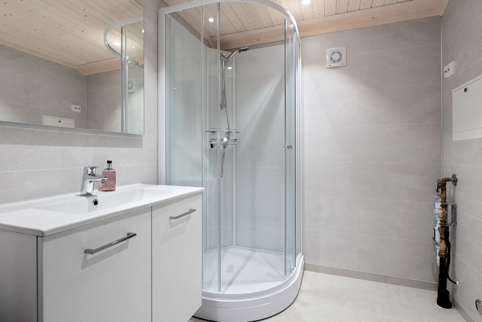 Det har blitt oppført nytt sanitæranlegg, dusjkabinett, WC, varmtvannsberder og innredning. Rør i rør system Galleribilde