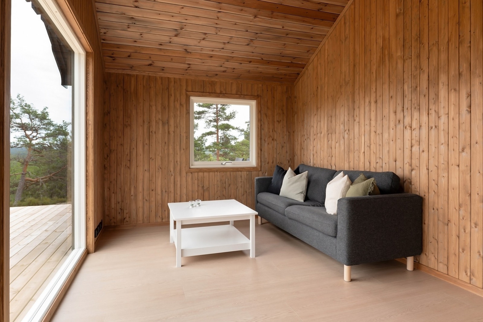 Koselig sofakrok med fin uhindret utsikt. God takhøyde gir en god romfølelse Galleribilde