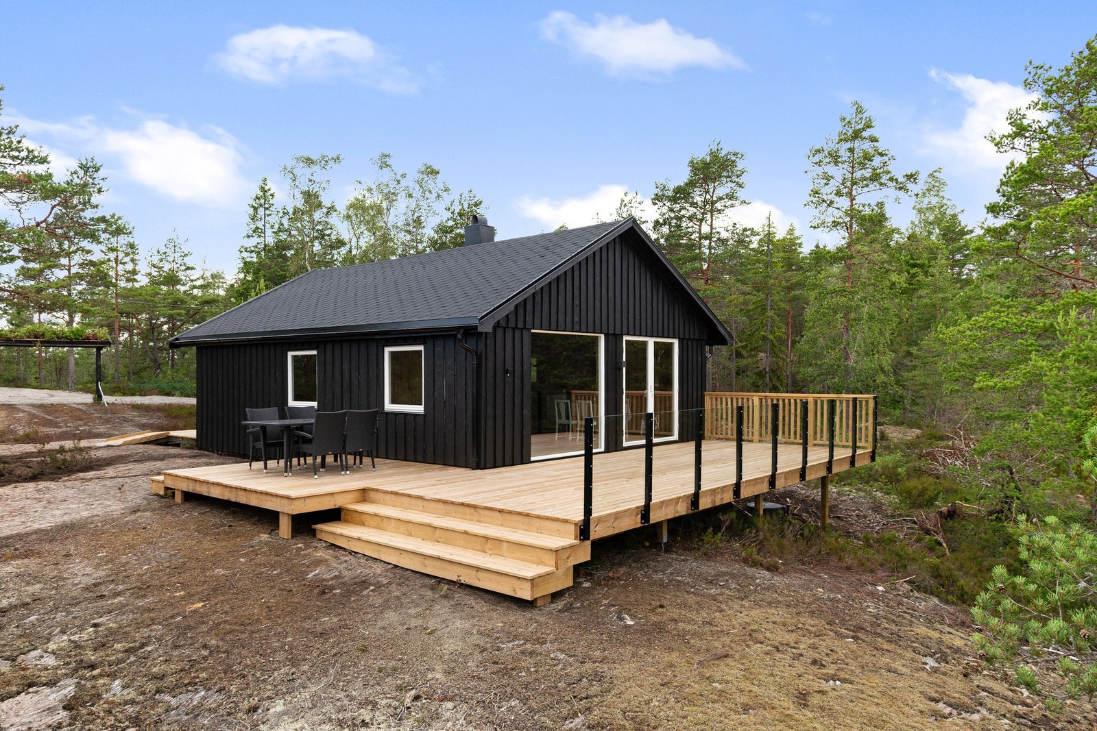 Hytta ligger skjermet til med gode solforhold og usjenerte uteplasser Galleribilde