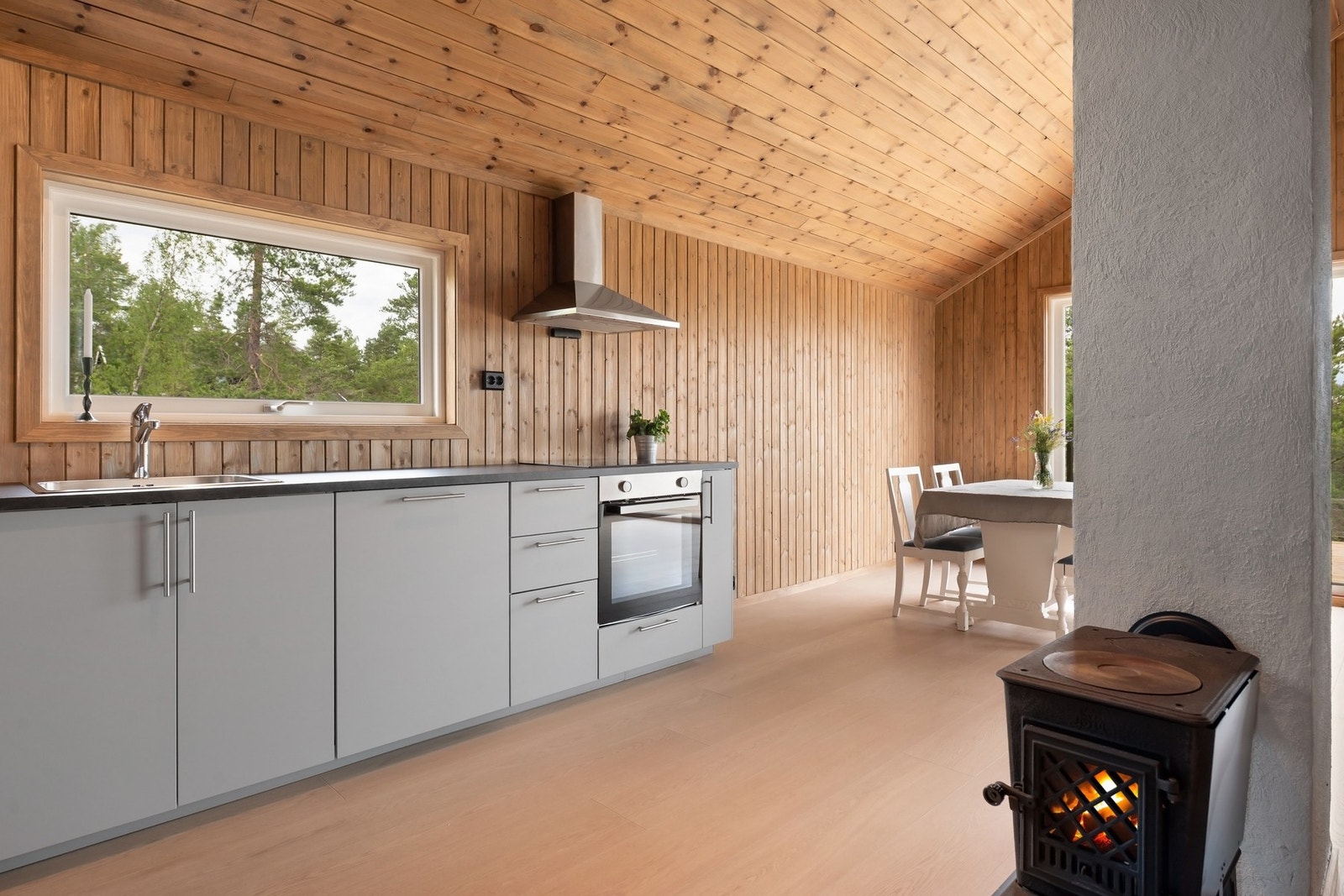 Åpen løsning mellom stue og kjøkken som er perfekt for sosiale sammenkomster. Vedovn for kjølige dager Galleribilde