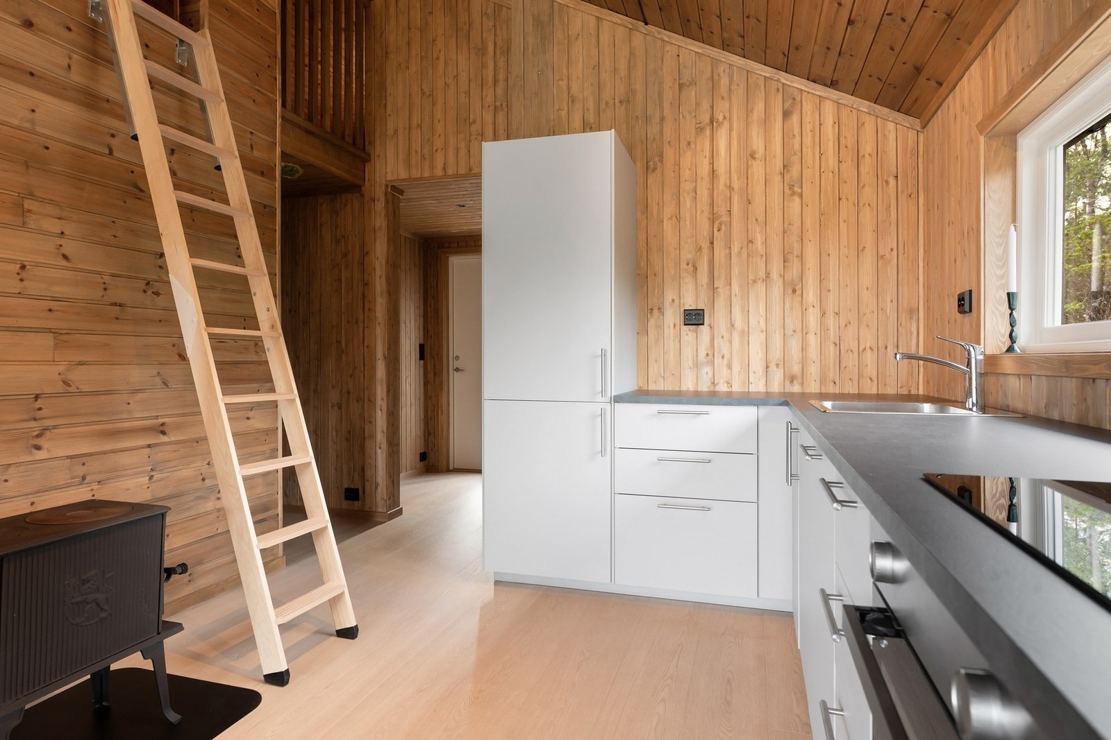 Stige opp til hemsen fra kjøkken. Galleribilde