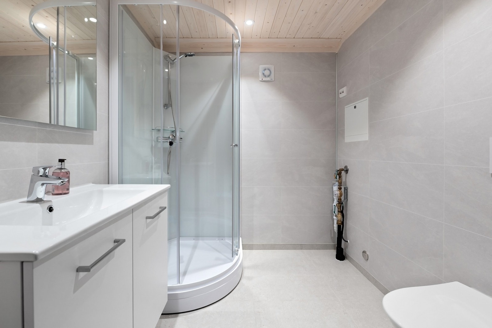 Badet har varmekabler. Vannmåler installert Galleribilde