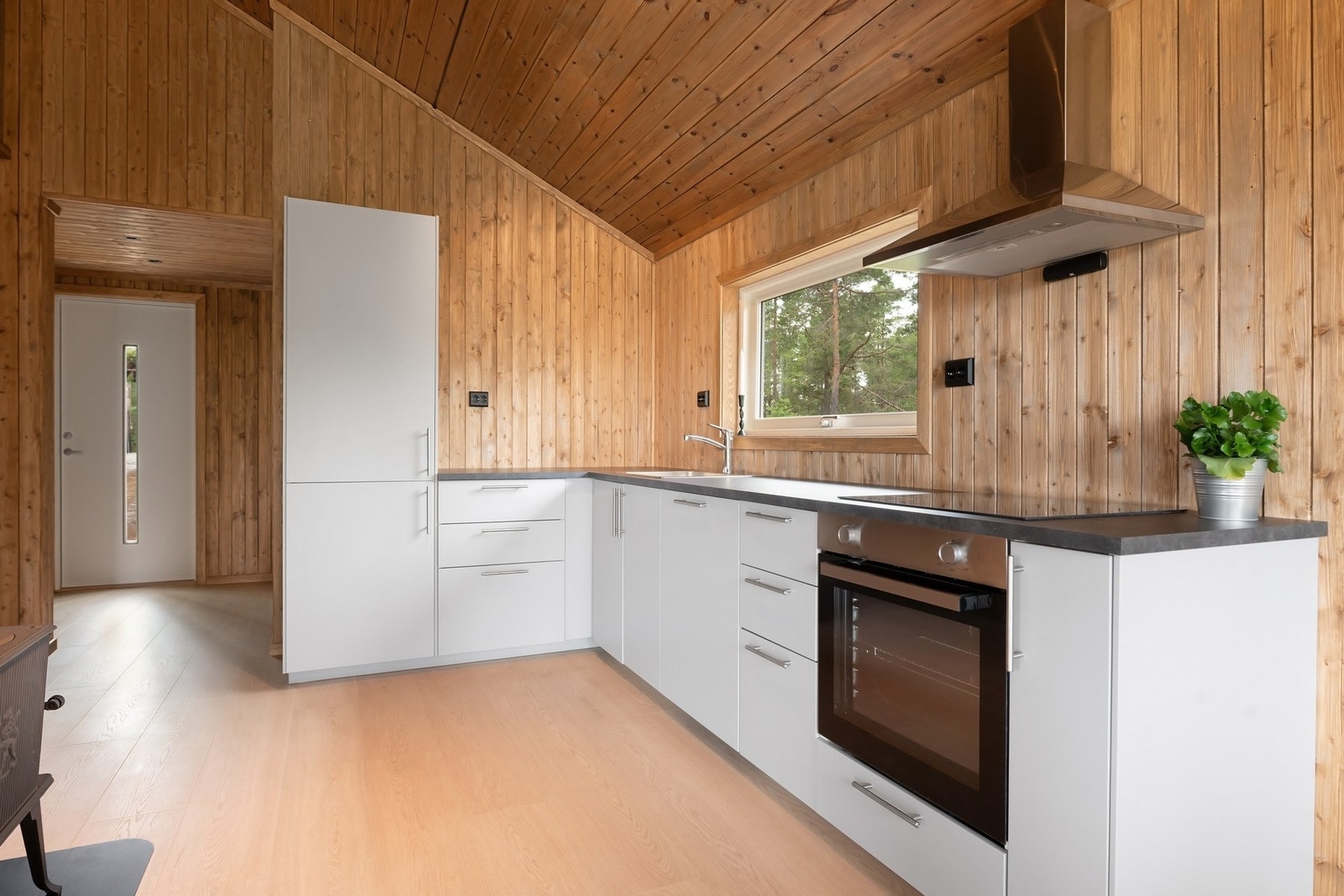 Kjøkken fra IKEA med nye integrerte hvitevarer som medfølger Galleribilde