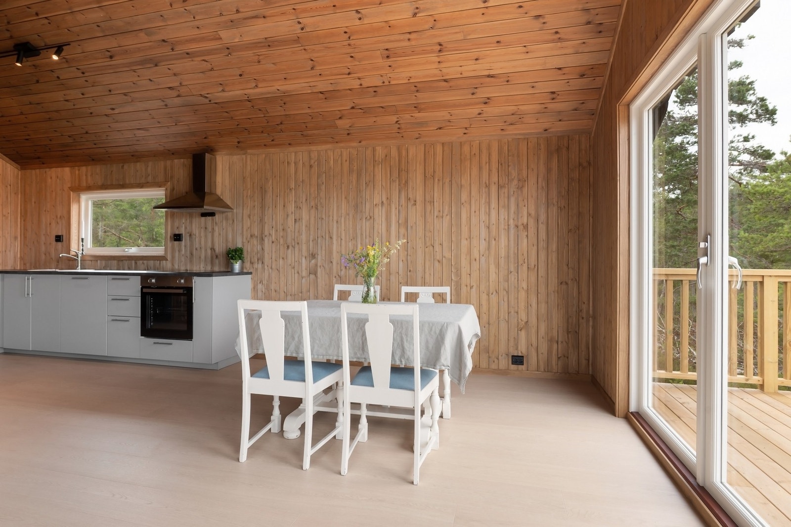 Det er lagt nytt laminatgulv av typen Pergo odense. Galleribilde