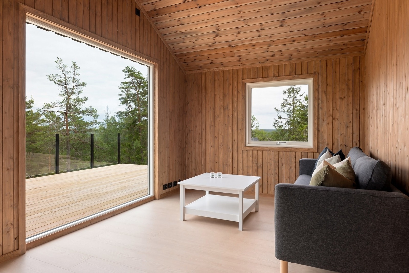 Det er byttet vinduer og terrassedører, dette er to lags vinduer fra Finestra. Galleribilde