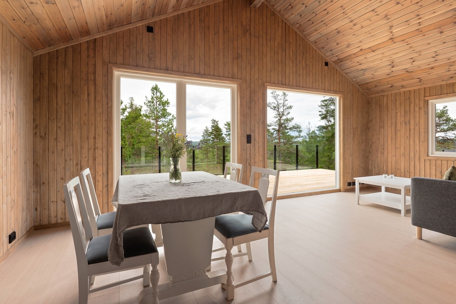 De store vindusflatene slipper inn mye naturlig lys. Galleribilde