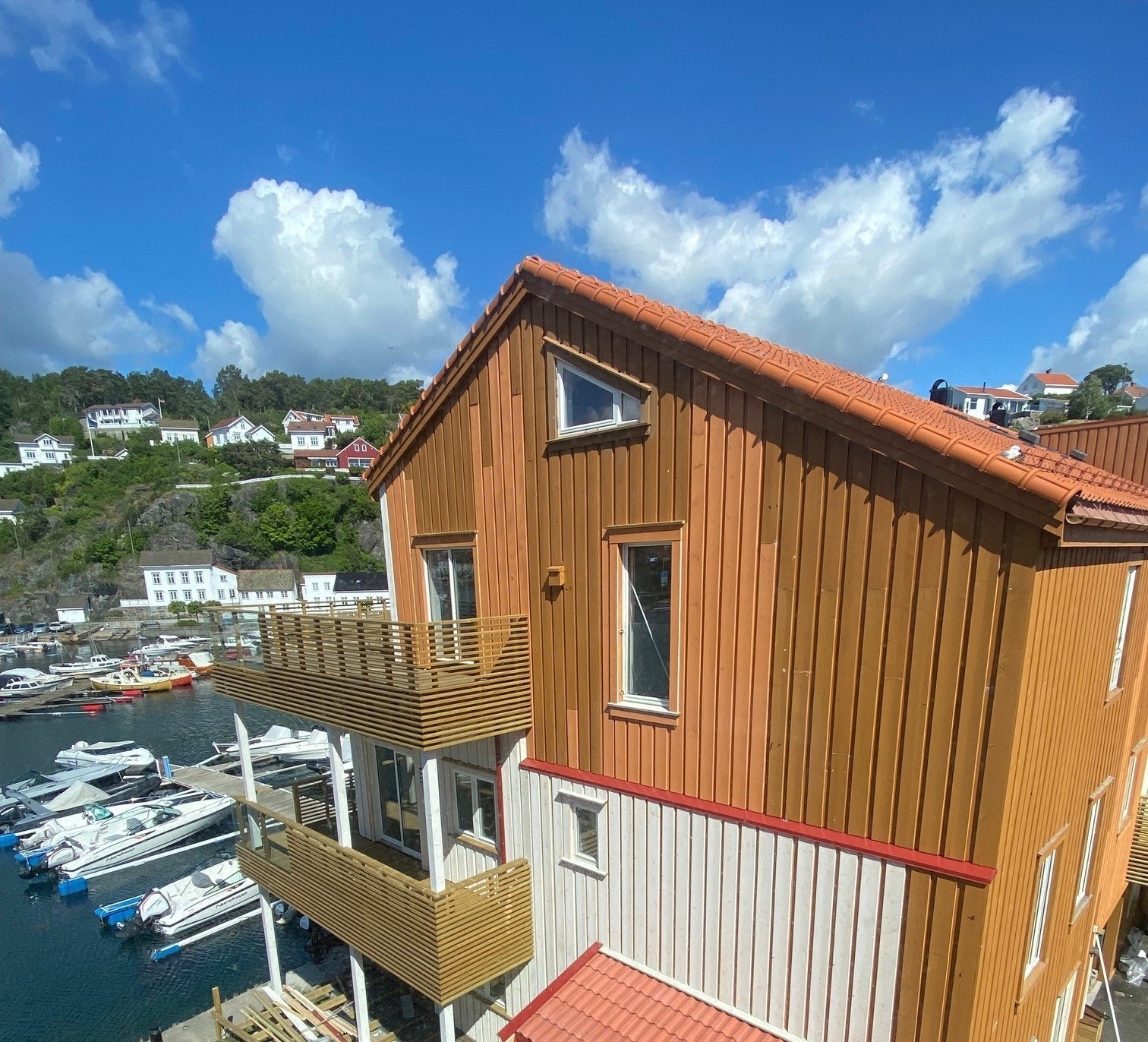 Sjøsenteret med hjørnelilighet i 2. etg. Hele huset er nå malt okergult Galleribilde