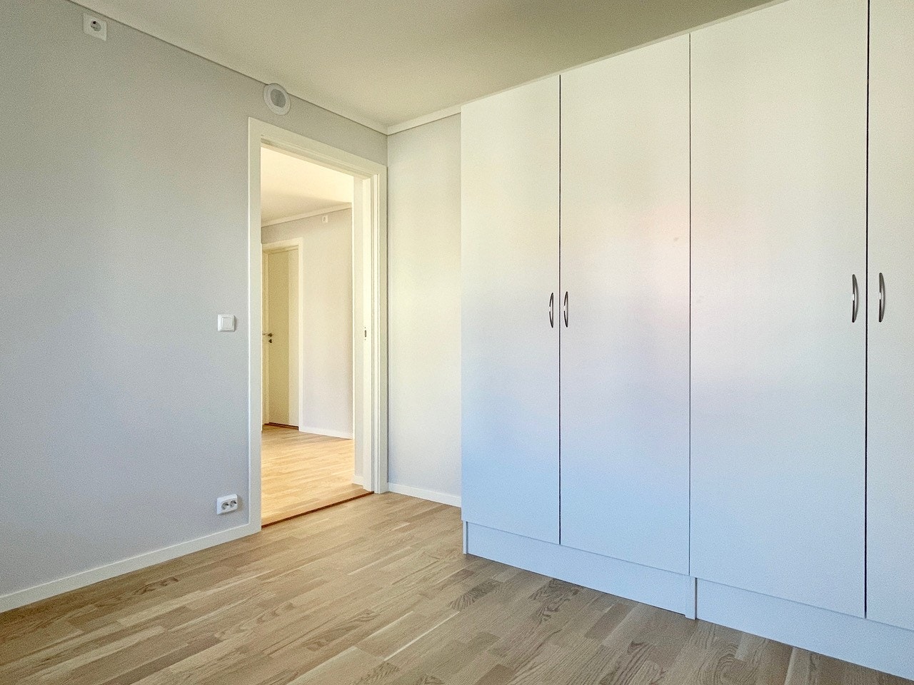 Sov 1 med garderobe leil. E22 Galleribilde