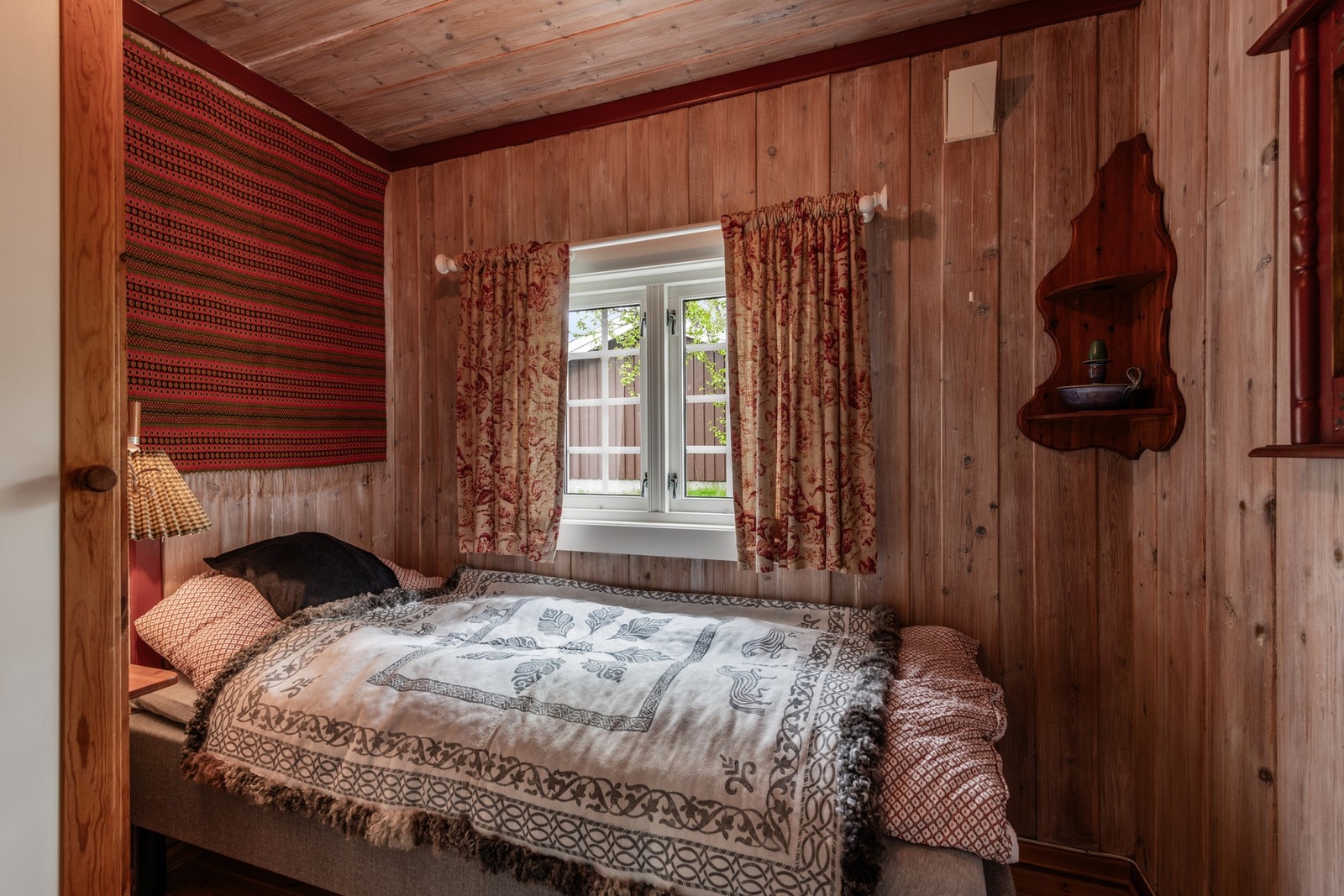 Hytten har tre koselige soverom- her er det satt inn nytt vindu (Røros) i 2025 Galleribilde