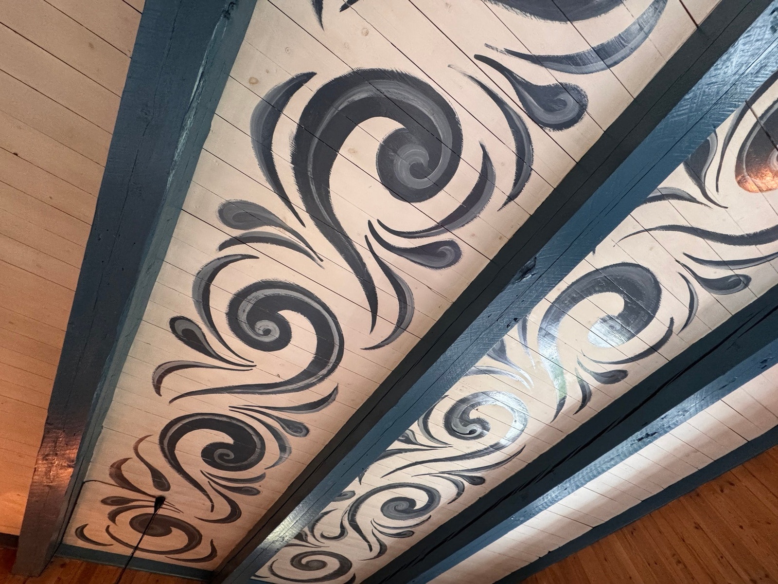 Den flotte malingen i taket gir hytten både sjarm og særtrekk Galleribilde