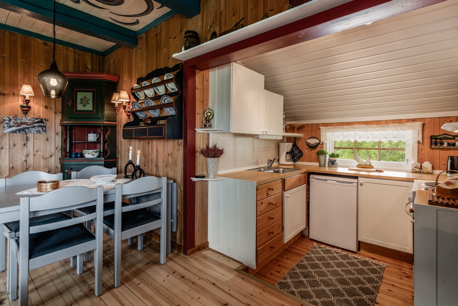 Praktisk kjøkken med alt du trenger for å trylle frem de lekreste retter Galleribilde