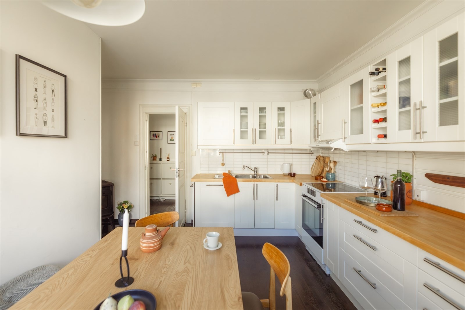 - Meget velholdt og pen innredning med god skap- benkeplass - Galleribilde