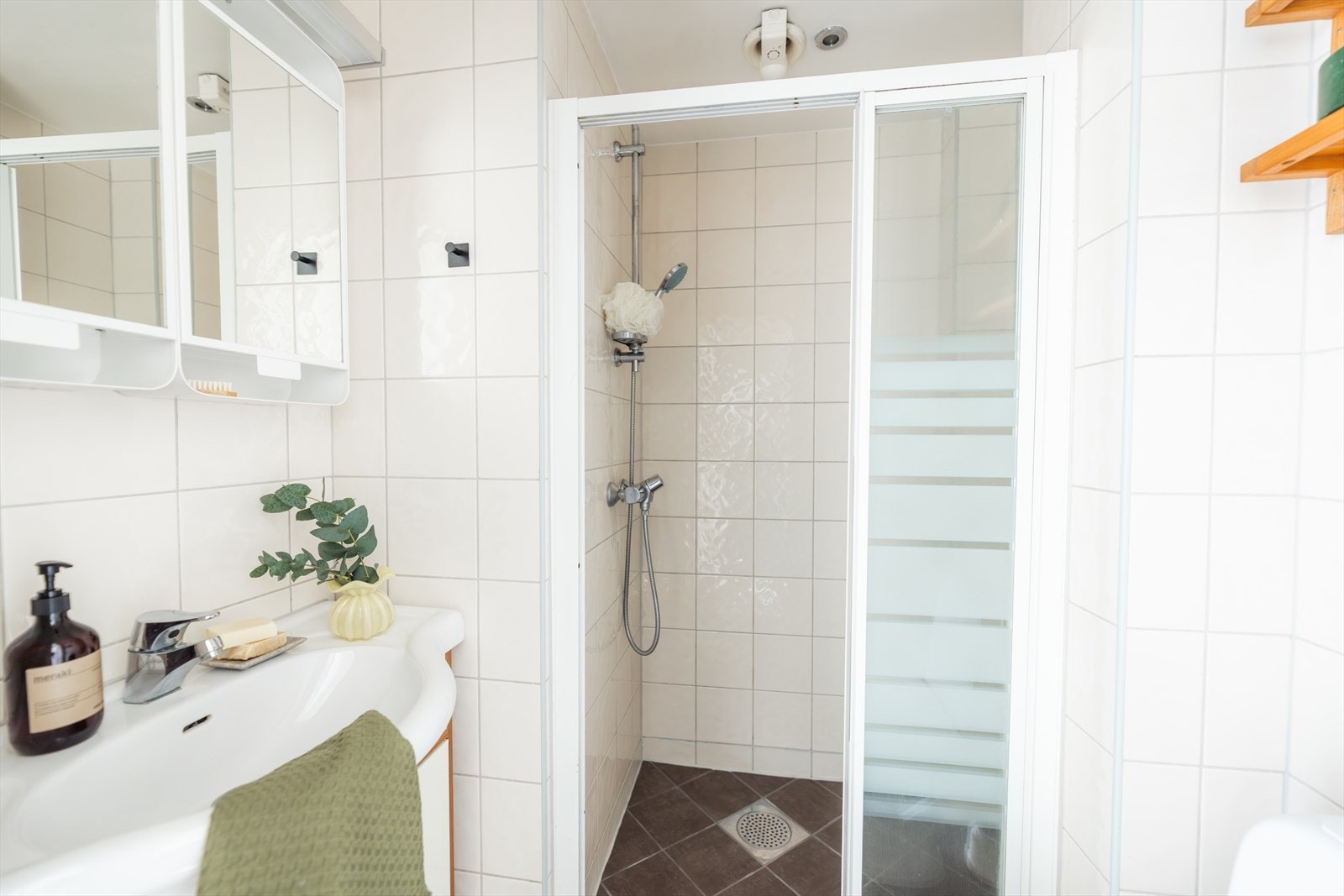 - Baderom pusset opp i 2005 med praktisk dusjhjørne. Oppgradert med nye varmekabler og gulvfliser i 2017 - Galleribilde