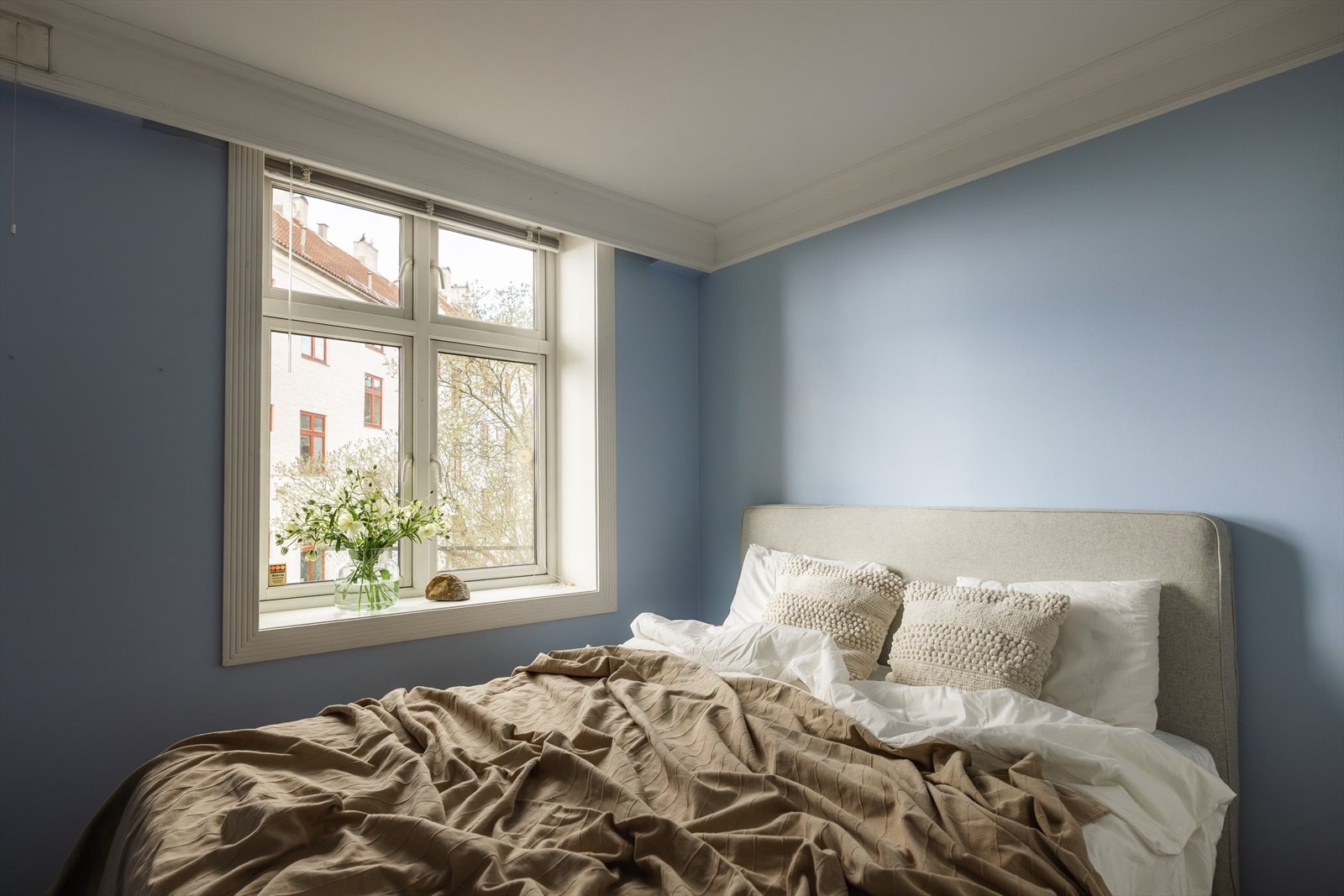 - Soverommet er nymalt i en delikat farge og vender mot rolig bakgård - Galleribilde