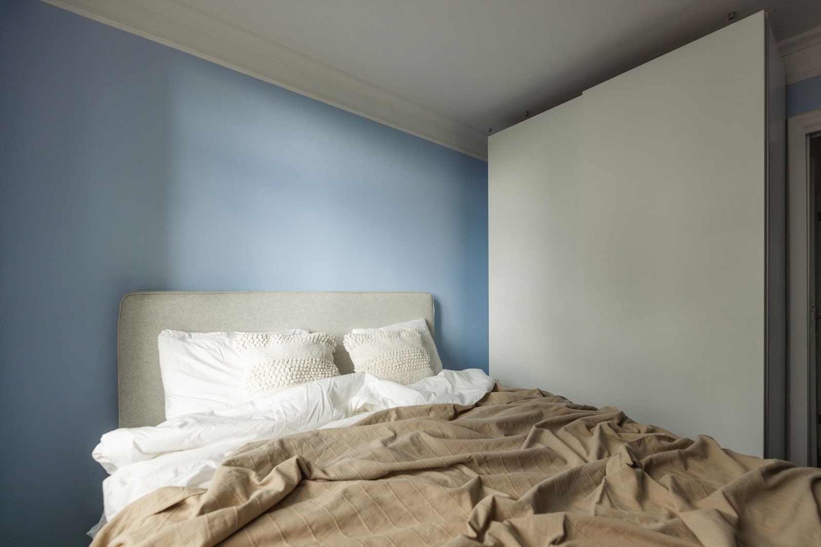 - Medfølgende garderobeskap praktisk plassert langs ene veggen - Galleribilde