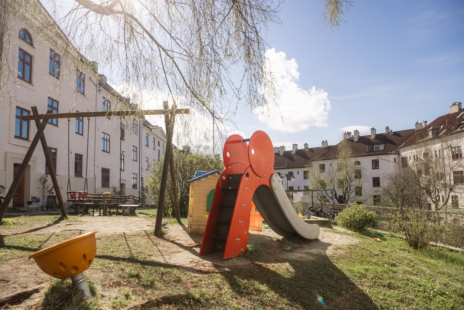 - Det er lekeplass til glede for de minste, et veldrevet borettslag hvor både små og store trives - Galleribilde