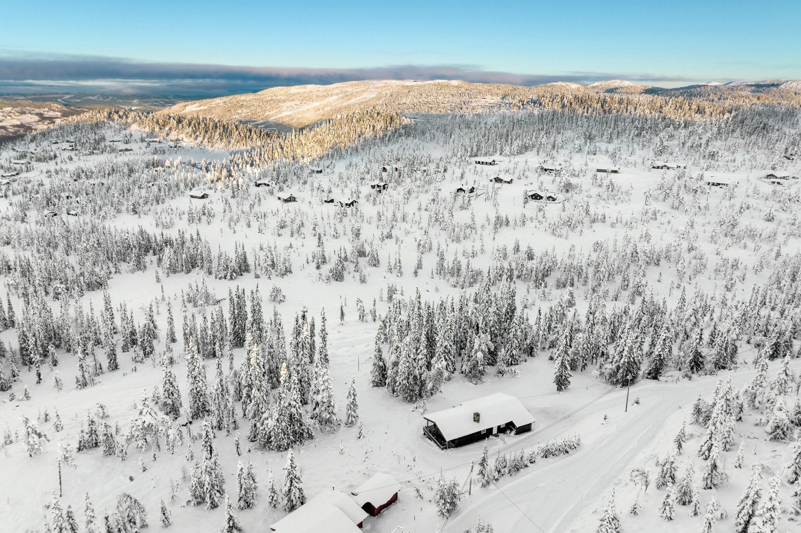 Ta på deg skiene inne på eiendommen og ski ut i skiløypa. Herfra går du med solen i ansiktet sørover inn i et importene landskap i snaufjellet. Galleribilde