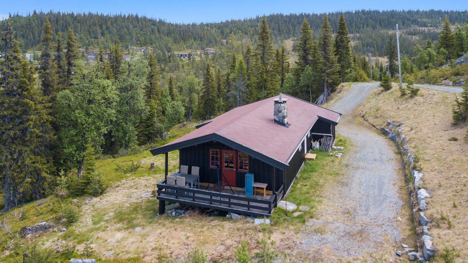 Hytta ligger som en av siste bebyggelser før uberørt natur og snaufjellet. Galleribilde