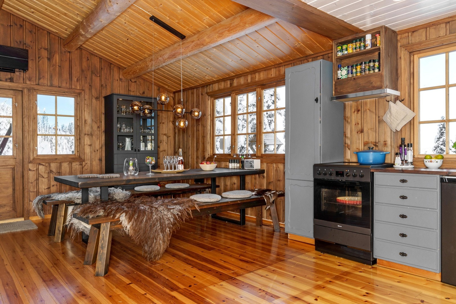 Ved kjøkkenet er det god plass til spisegruppe Galleribilde