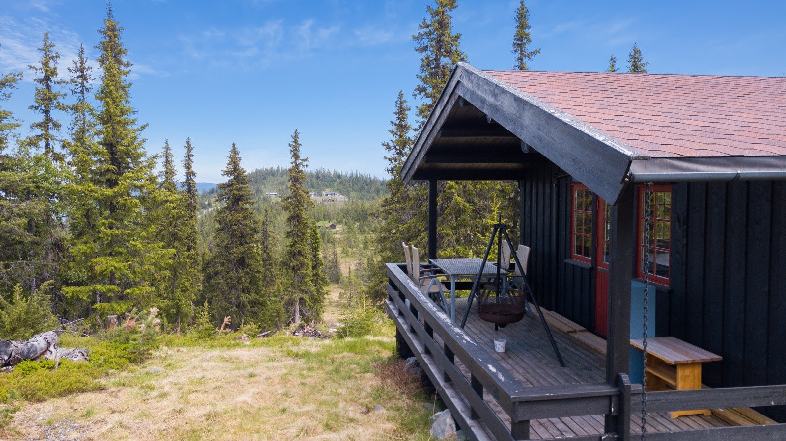 Her kan man virkelig nyte sol og utsikt rett i hytteveggen! Galleribilde