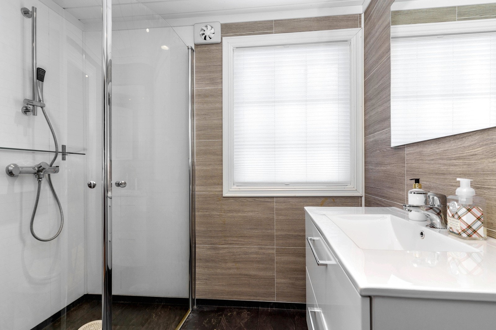 Moderne bad som er bygget nytt i 2018. Vegger er utført med vårtomsplater og himling med panel. Galleribilde