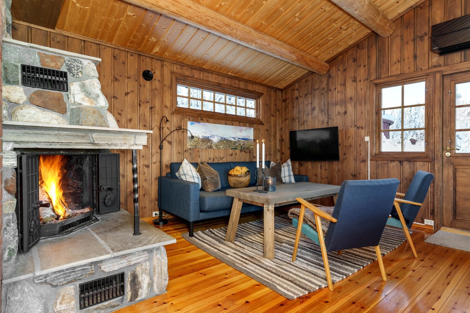 Fra stuen er det utgang til veranda. Galleribilde