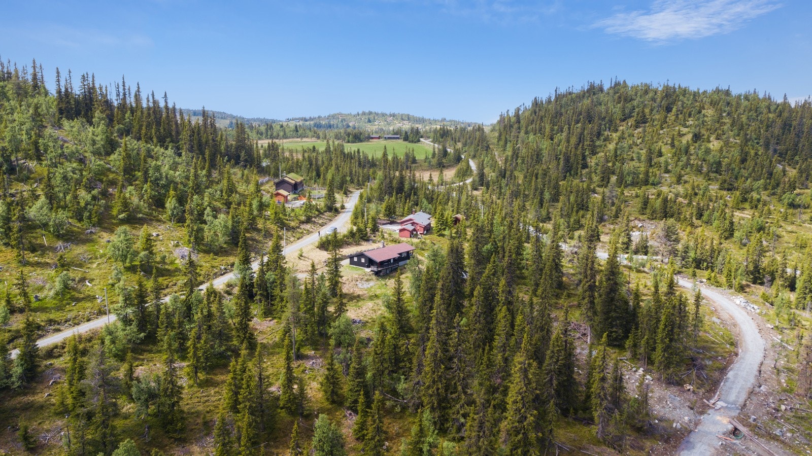 Turstier så vel som skiløyper ligger i umiddelbarnærhet, og fører inn et førsteklasses turområde i snaufjellet. Galleribilde
