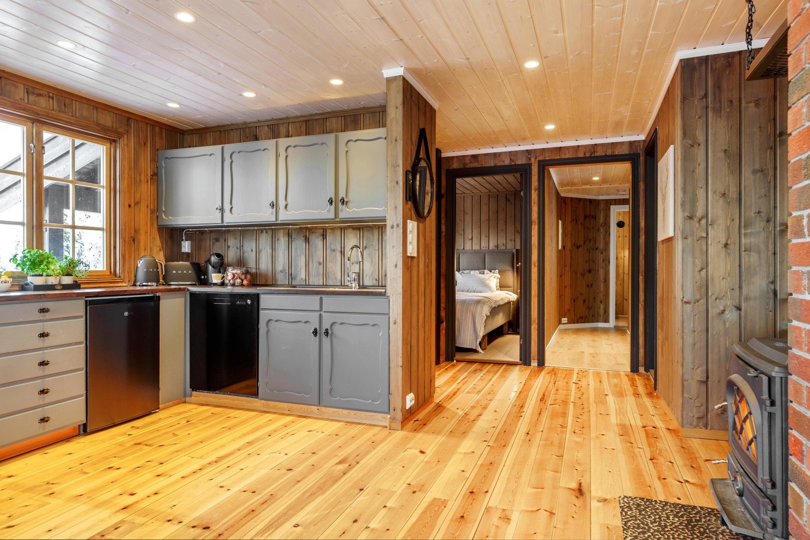 Flott kjøkkeninnredning i heltre og finer utført med benkeskap og overskap. Kjøkkenet er nylig pusset opp og malt i en gråtone som står i stil med resten av hytta. Galleribilde