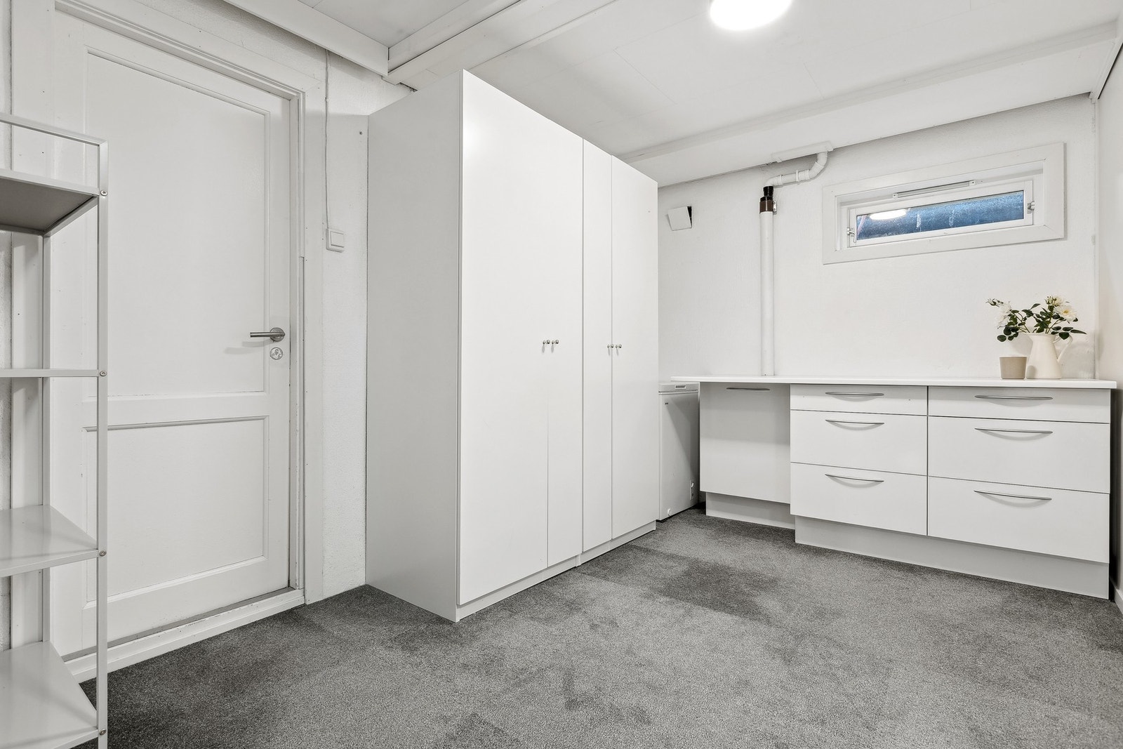 Det er godt med skap- og lagringsmuligheter i boligen. Galleribilde