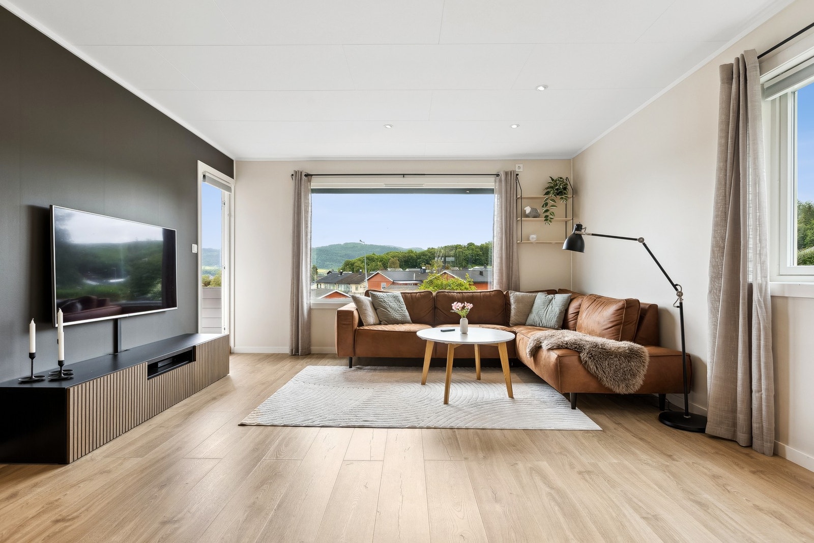 Store vindusflater sørger for godt med naturlig lysinnslipp til stue og kjøkken. Galleribilde