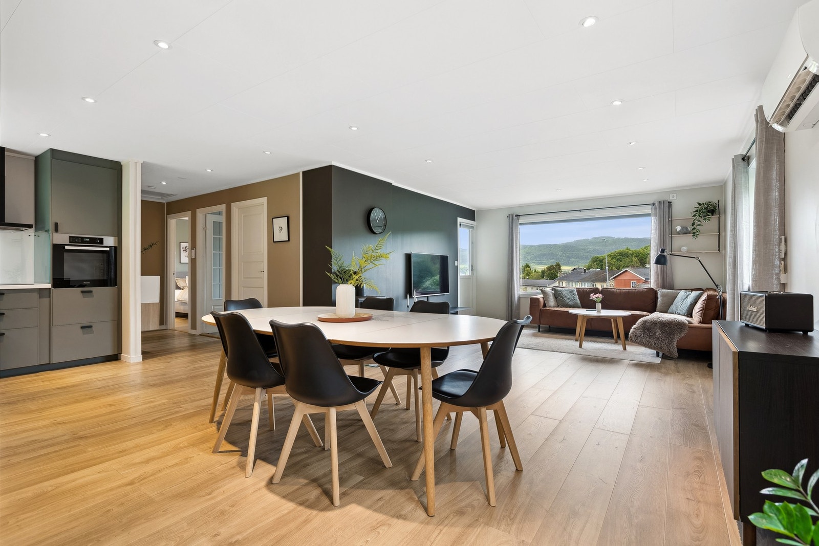 Velkommen til en flott og innholdsrik halvpart av tomannsbolig. Galleribilde