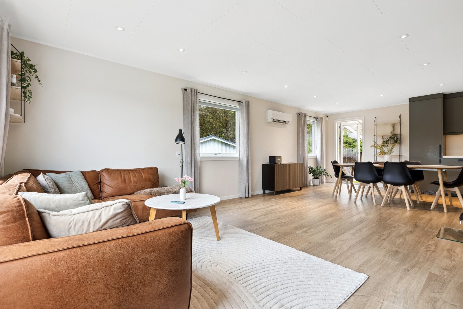 Stue og kjøkken har en åpen løsning og måler totalt ca. 42 kvm. Galleribilde