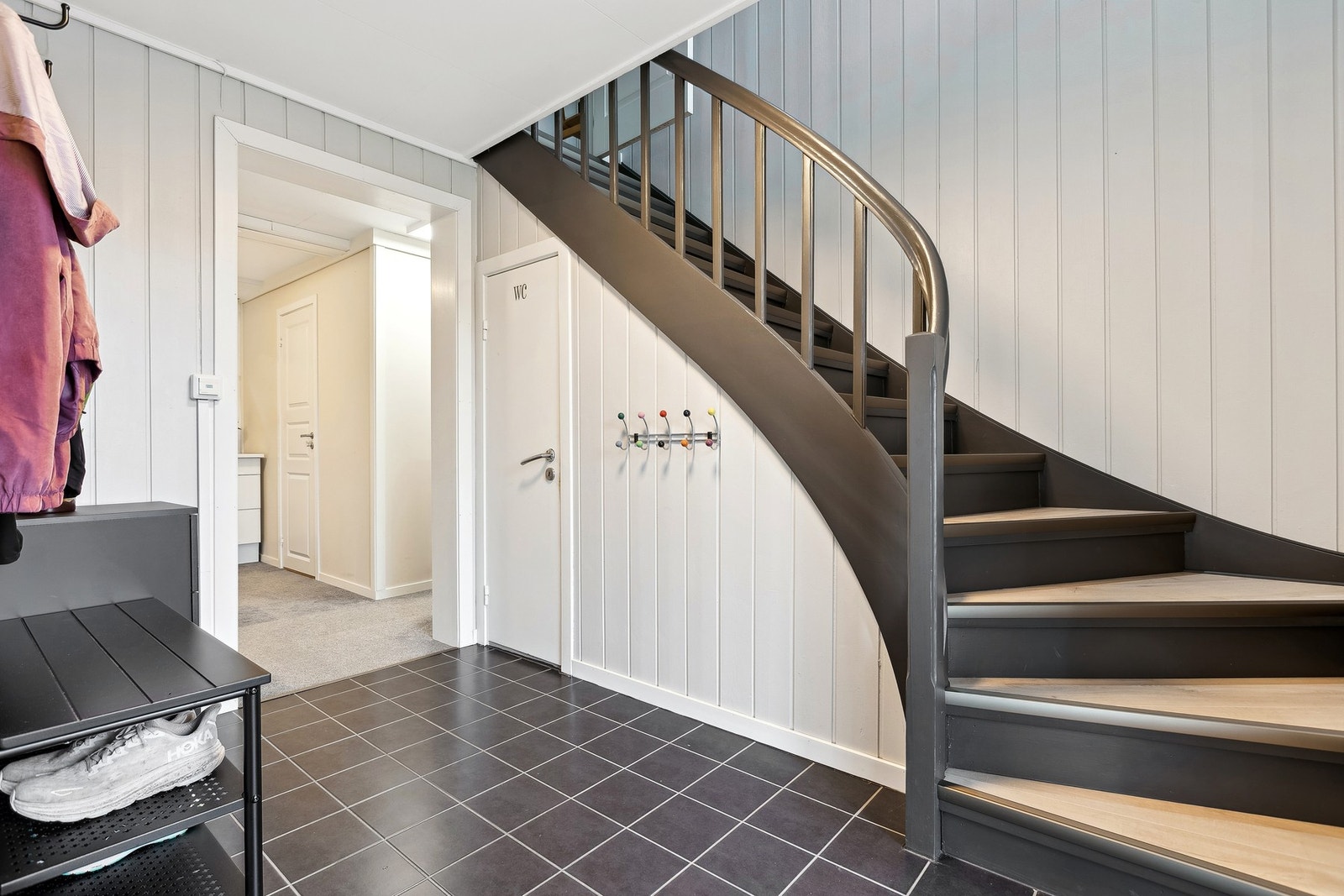 Under trappen er det et praktisk toalettrom. Galleribilde