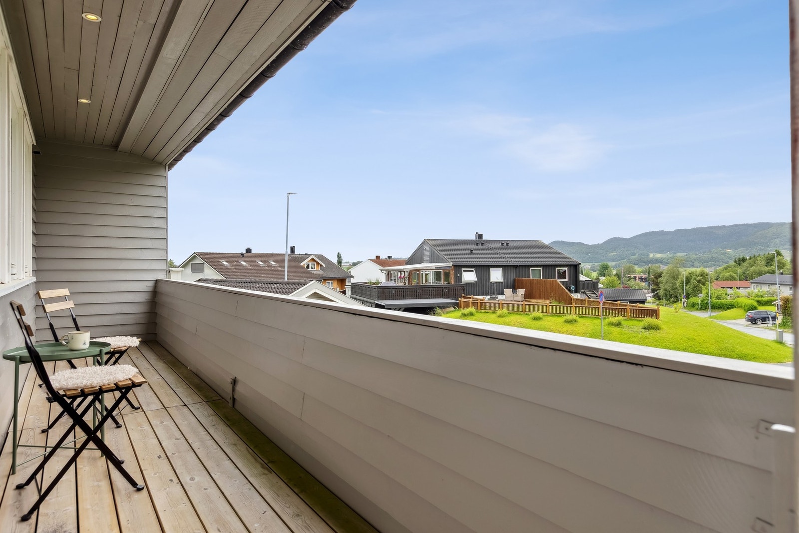 Fra stuen har man utgang til en balkong på 8 kvm. Fra balkongen har man utsikt over natur- og boligområder. Galleribilde