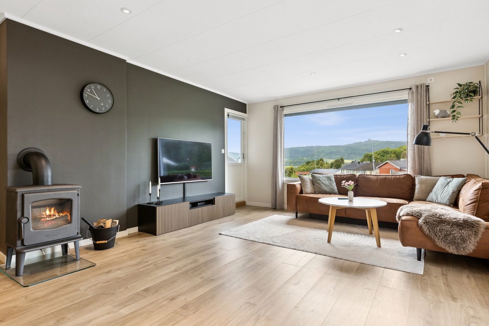 Peisovn i stuen sørger for god varme og en lun atmosfære gjennom vinteren. Galleribilde